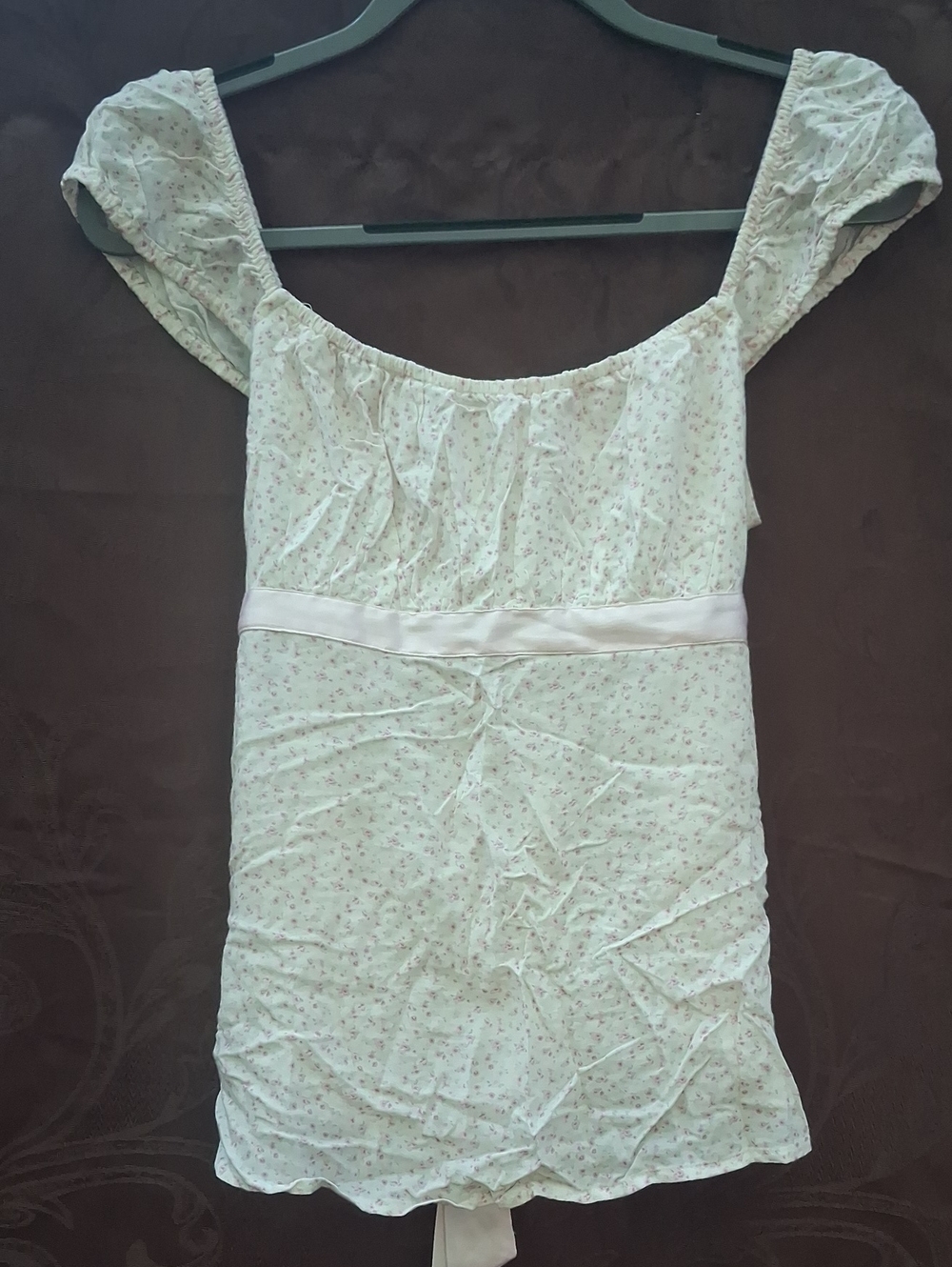 Hollister Floral Creme top with baby pink silk ribbon Size Large